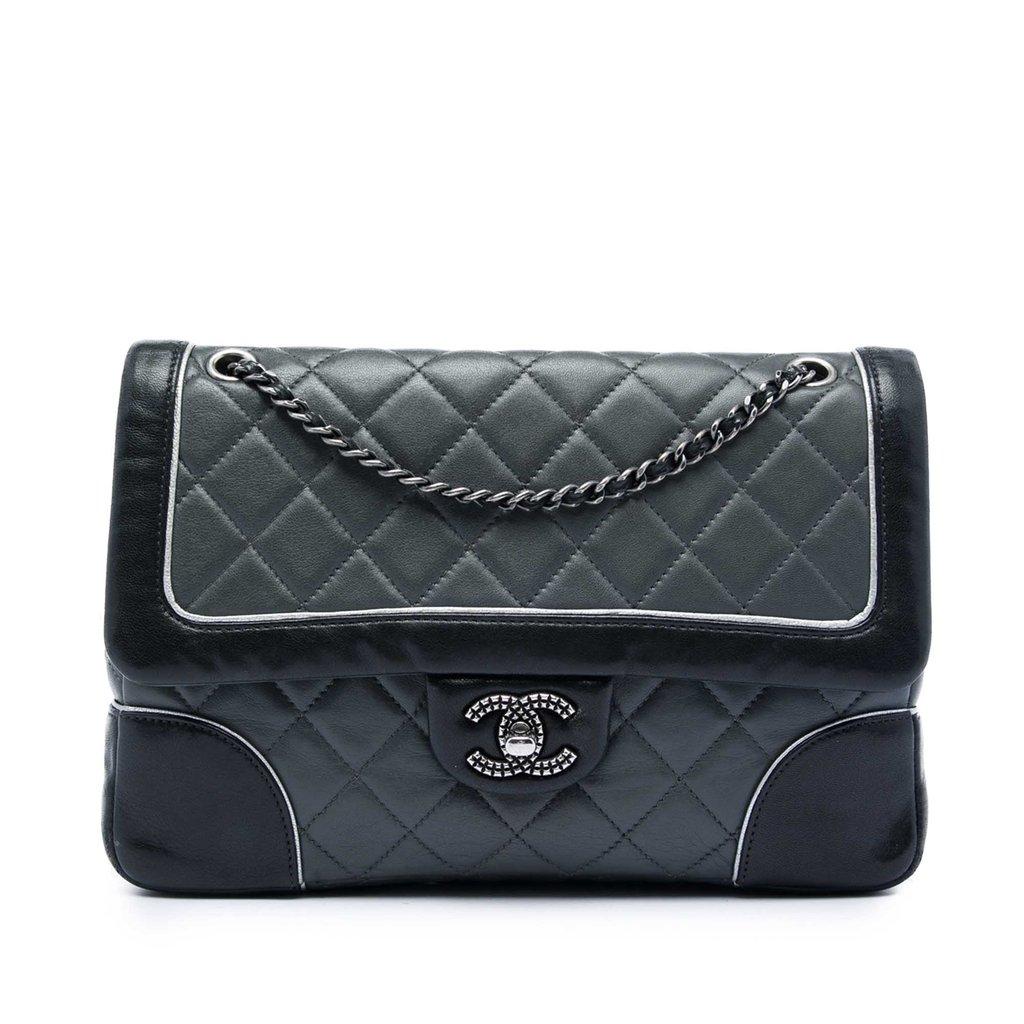 Chanel باريس سالزبورغ متوسطة الحجم، جلد خروف مبطن ثنائي اللون، غطاء تيرولي