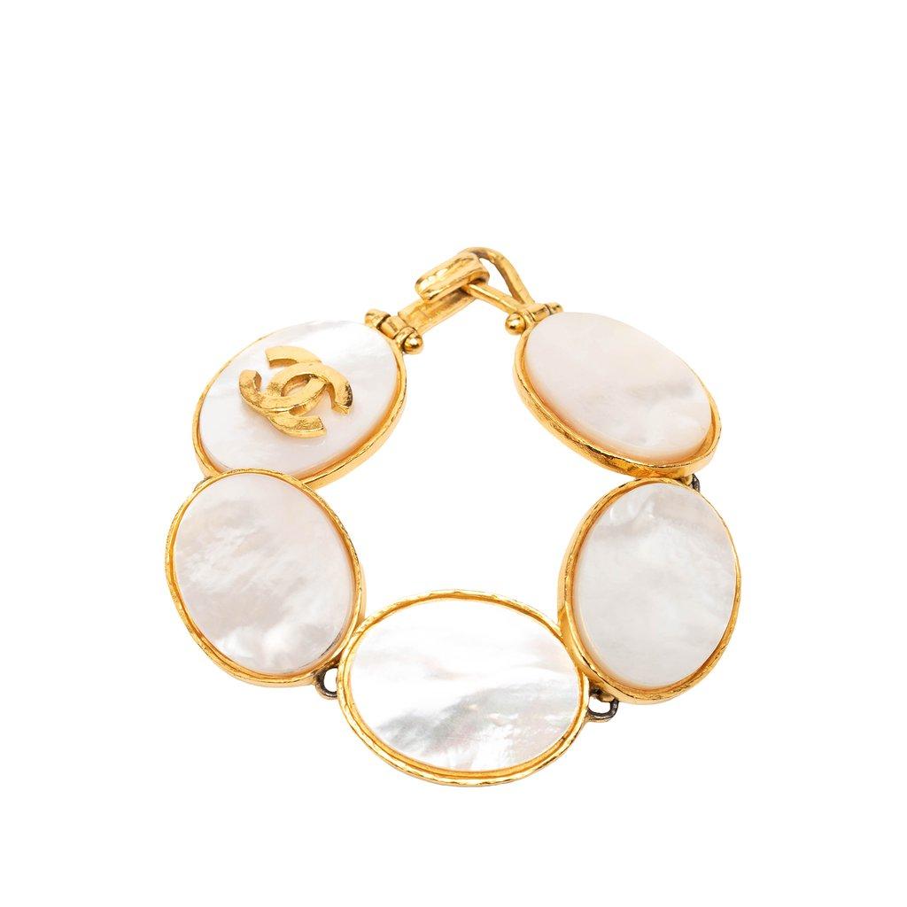 Chanel سوار من عرق اللؤلؤ مطلي بالذهب ومزين بشعار CC