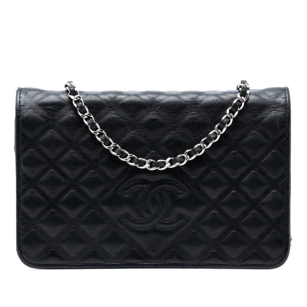 Chanel محفظة من جلد الخروف مزينة بنقش CC ومرصعة بالألماس مع سلسلة