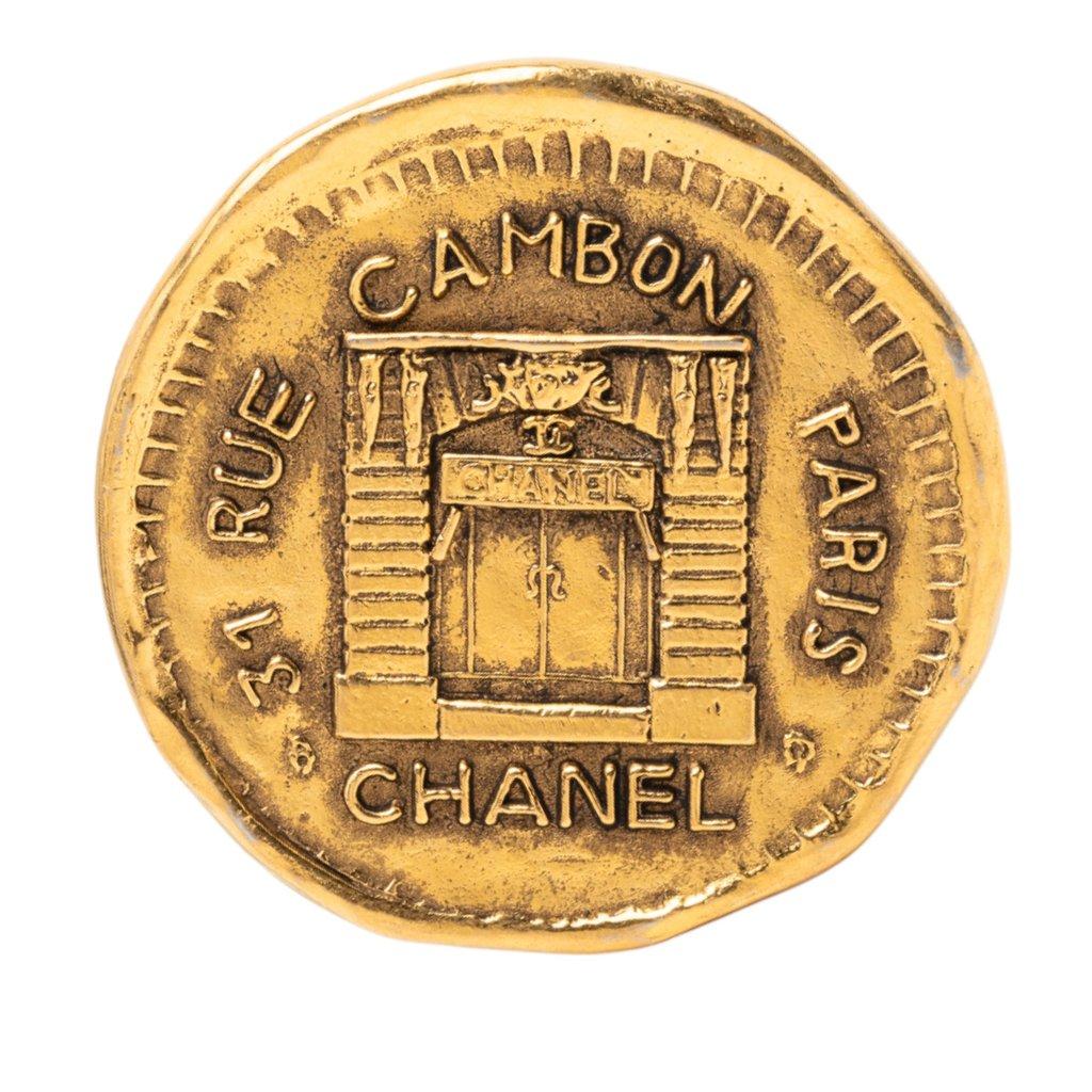 Chanel بروش مطلي بالذهب على شكل عملة معدنية من شارع كامبون رقم 31
