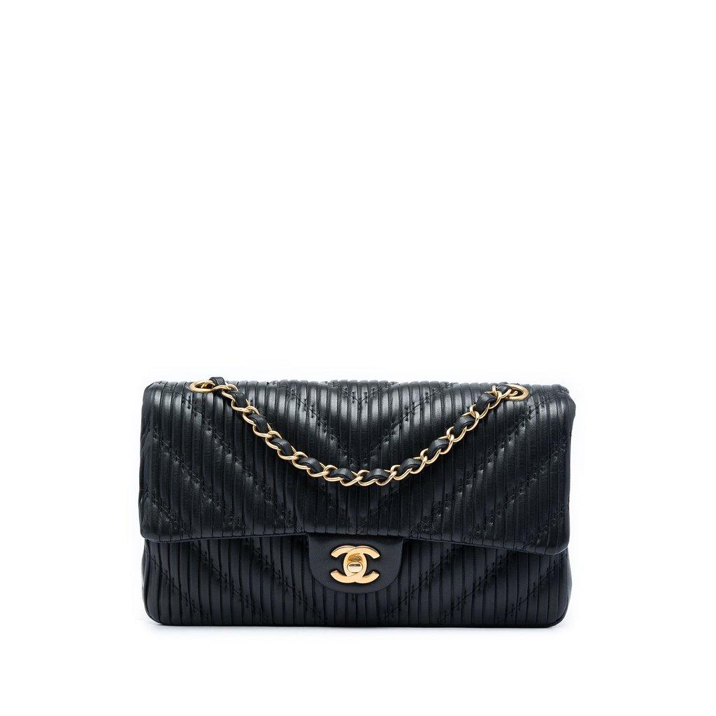 Chanel جلد عجل كلاسيكي متوسط الحجم بنقشة شيفرون، بغطاء مزدوج مطوي