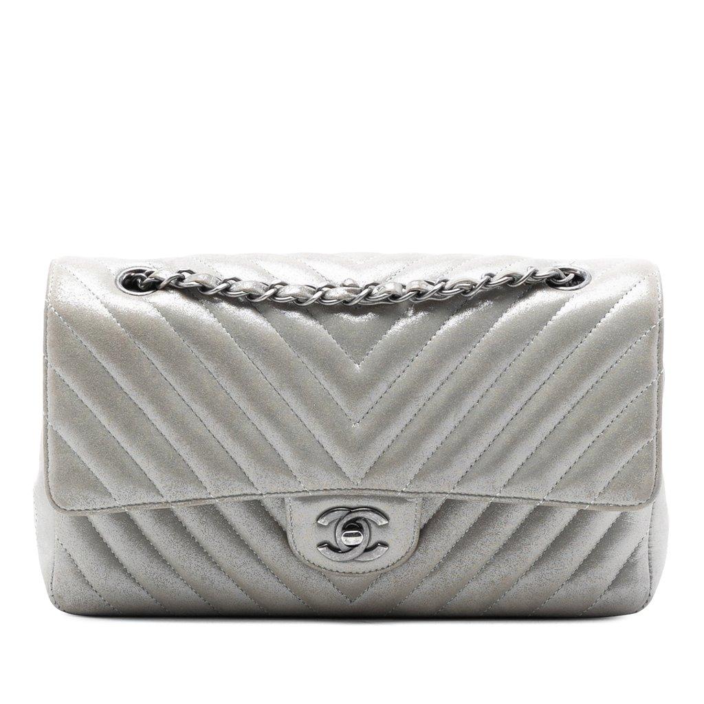 Chanel غطاء مزدوج من جلد الخروف الكلاسيكي متوسط الحجم بنقشة شيفرون متقزحة الألوان