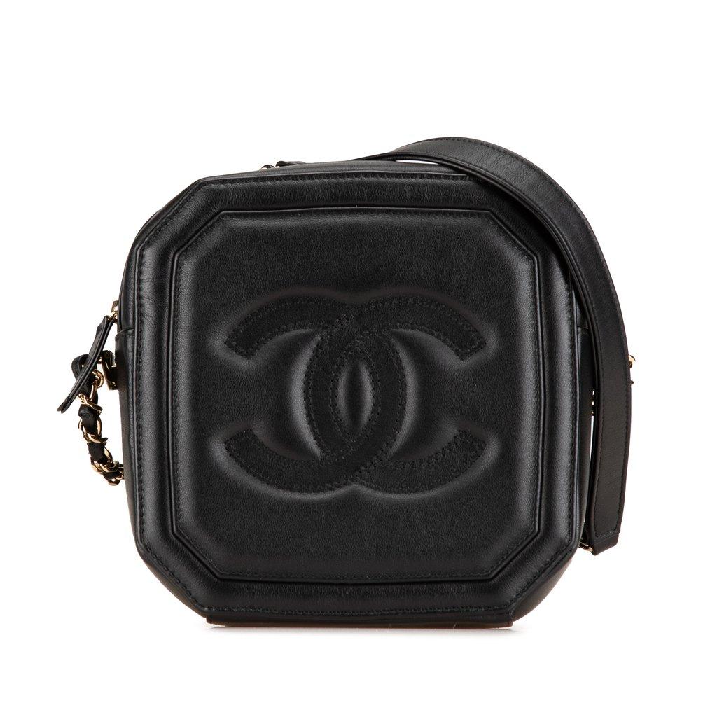Chanel حقيبة كاميرا ثمانية الأضلاع من جلد الخروف المبطن CC