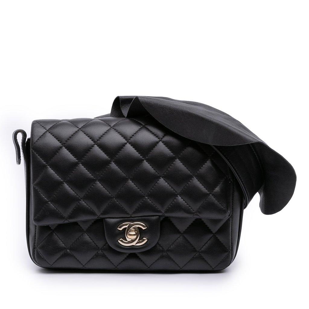 Chanel بوليرو شانيل من جلد العجل المبطن