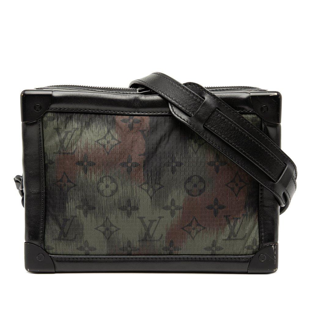 Louis Vuitton صندوق خلفي ناعم من النايلون بنقشة التمويه.