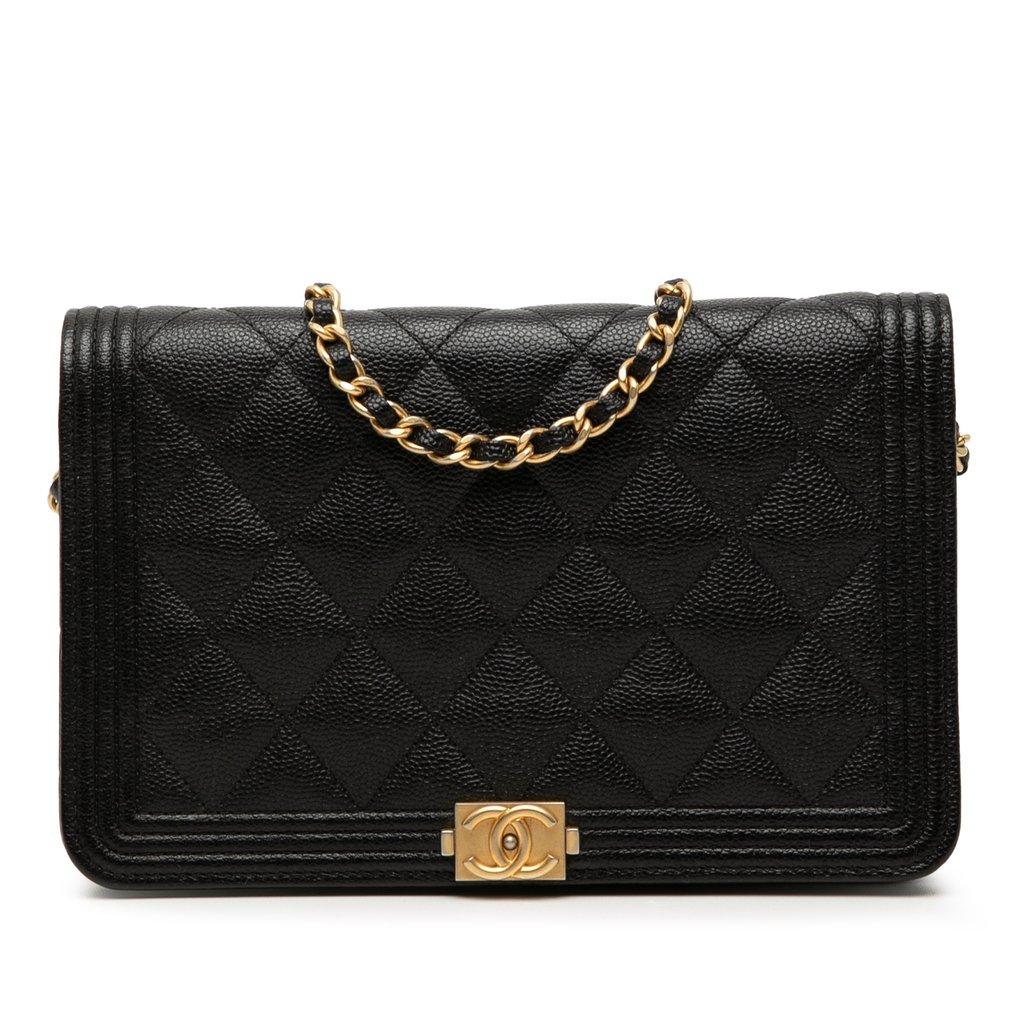 Chanel محفظة كافيار بوي مبطنة بسلسلة
