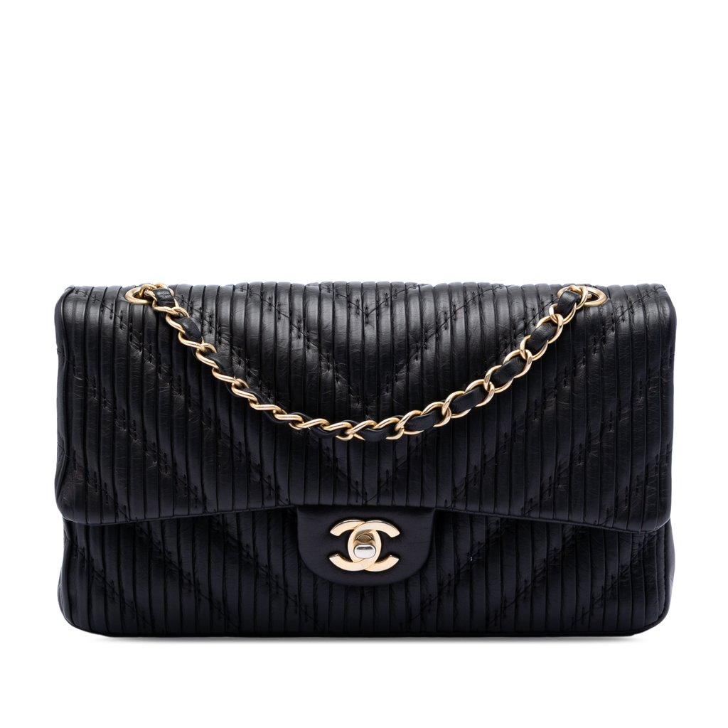 Chanel جلد عجل كلاسيكي متوسط الحجم بنقشة شيفرون، بغطاء مزدوج مطوي