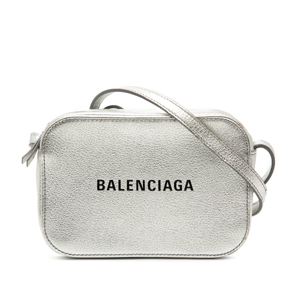 Balenciaga حقيبة كاميرا يومية صغيرة الحجم من الجلد المعدني