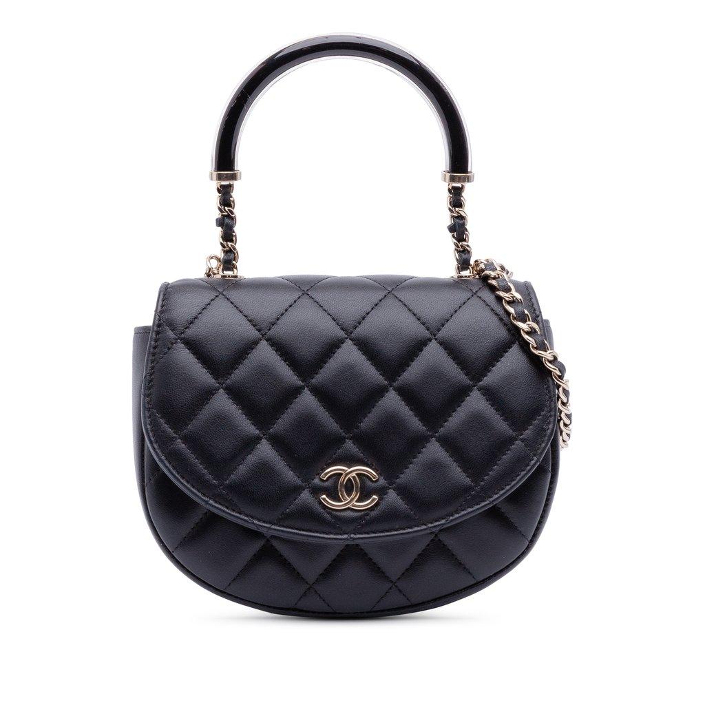 Chanel حقيبة يد من جلد الخروف المبطن بنمط CC، بمقبض علوي على شكل نصف قمر