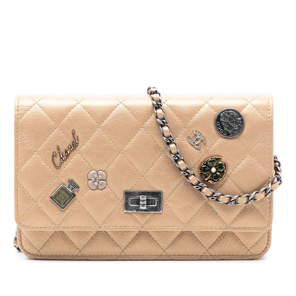 Chanel محفظة جلدية عتيقة مبطنة، إصدار جديد، 2.55، مزينة بتعليقات الحظ، مع سلسلة