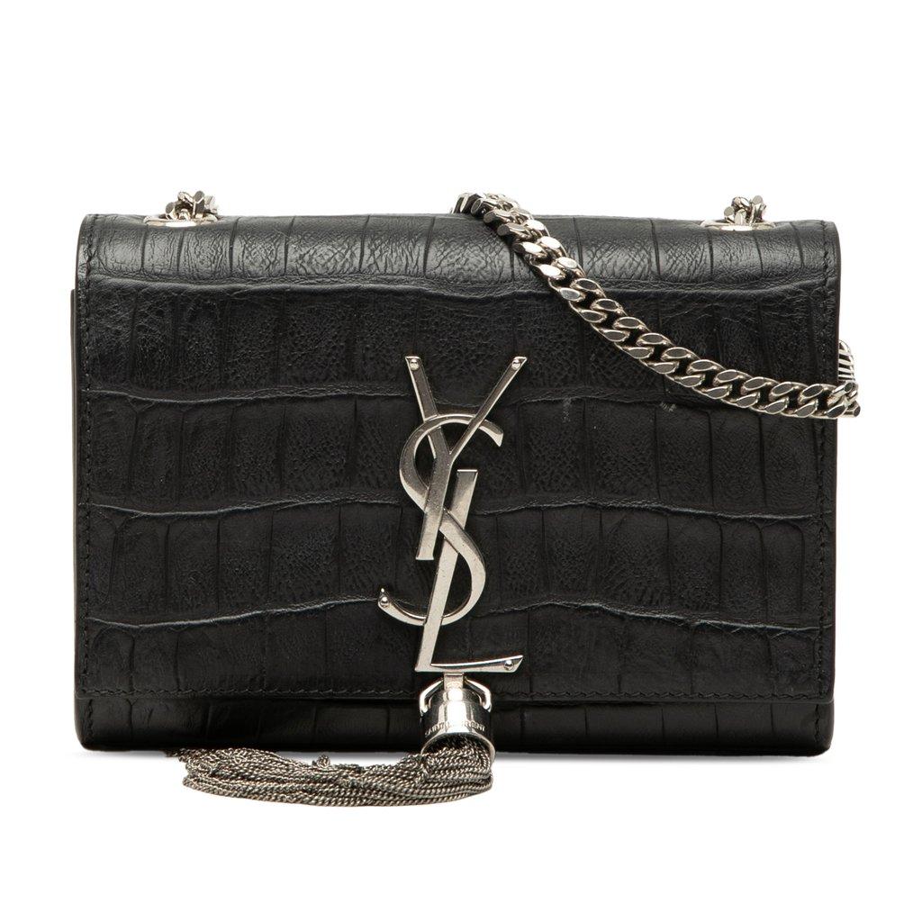 Saint Laurent حقيبة كروس صغيرة من الجلد المنقوش بنقشة جلد التمساح، مزينة بشرابة، تحمل شعار كيت