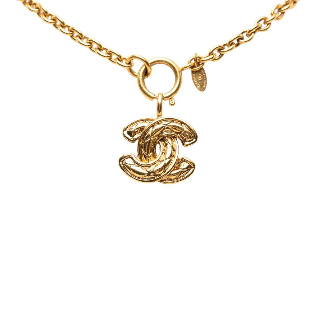Chanel قلادة مطلية بالذهب بتصميم CC مبطن