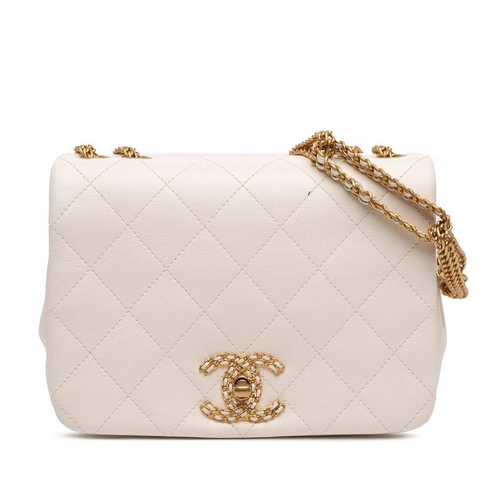 Chanel غطاء صغير من جلد الخروف المبطن بسلسلة
