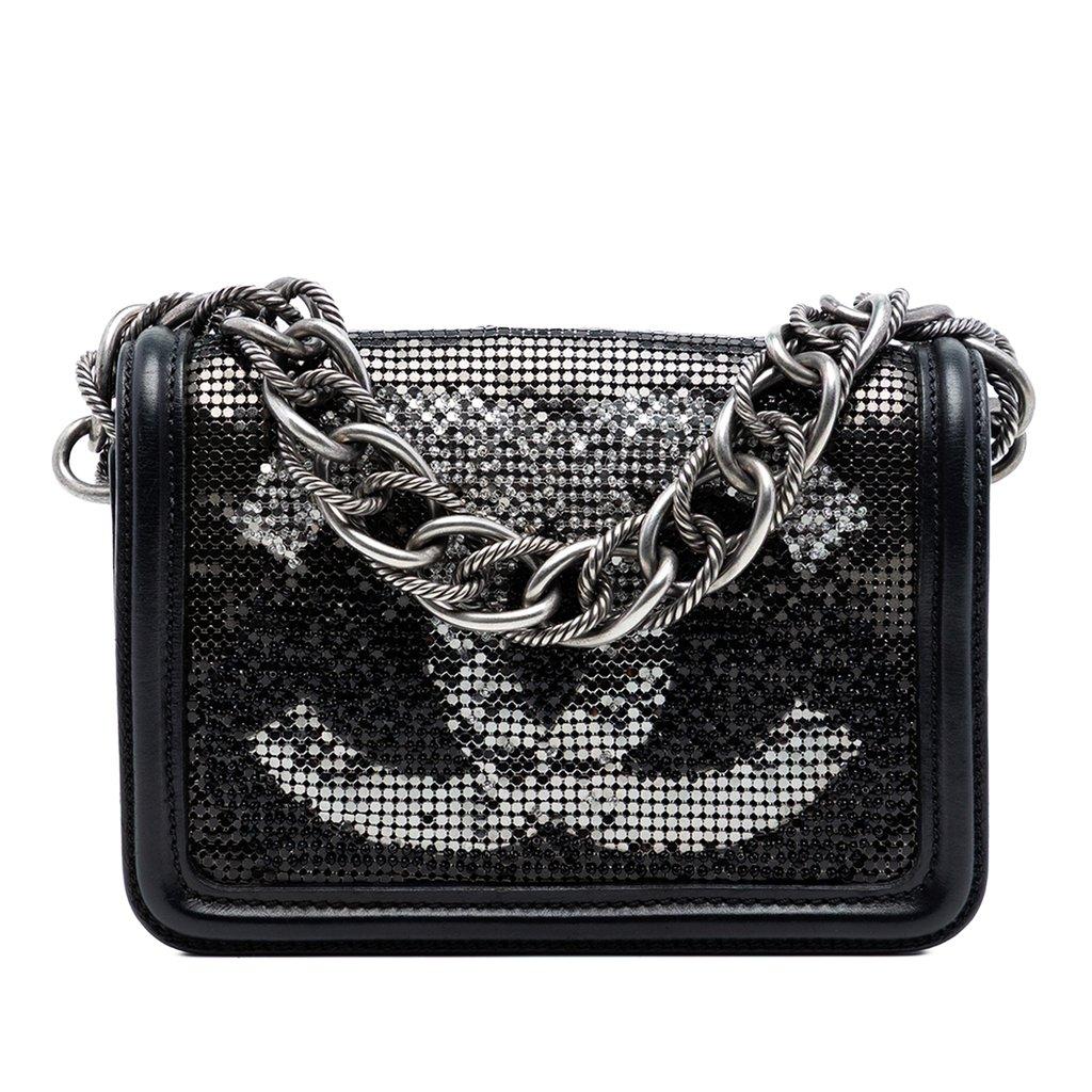 Chanel غطاء صغير من جلد الخروف مزين بالخرز والكريستال