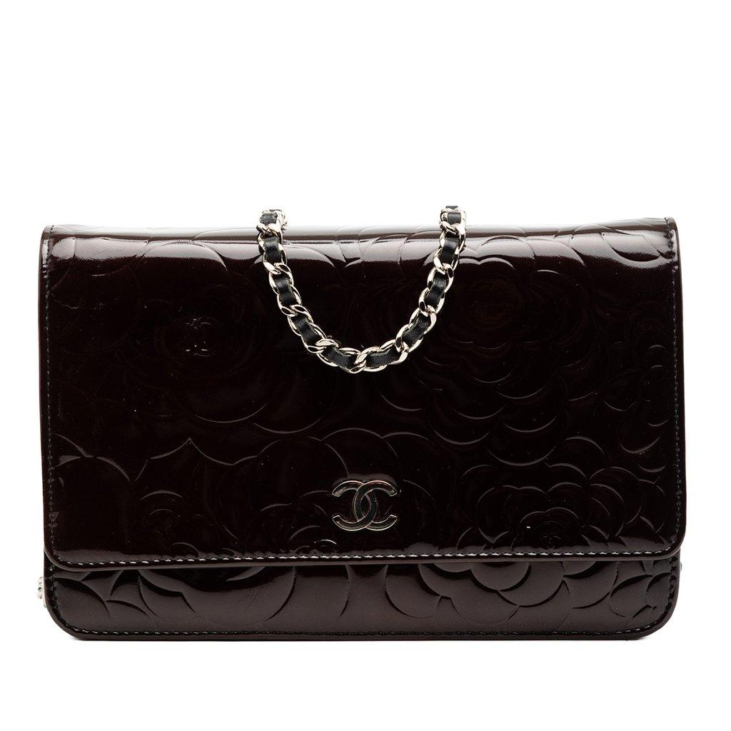 Chanel محفظة كاميليا لامعة منقوشة بشعار CC مع سلسلة