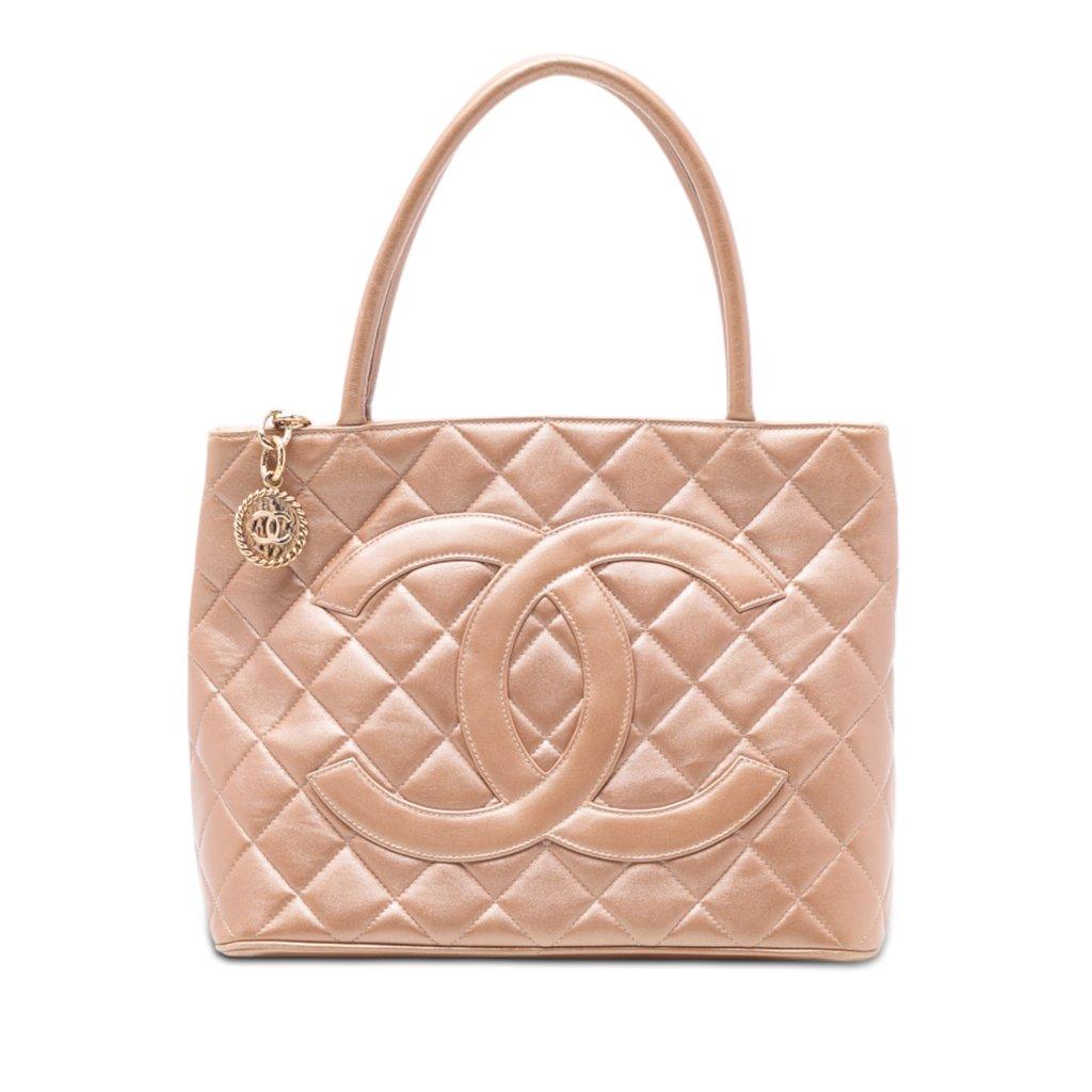 Chanel حقيبة يد من جلد الخروف مزينة بميدالية