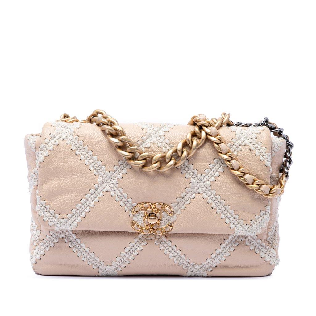 Chanel غطاء كبير من جلد العجل الكروشيه مقاس 19 بوصة