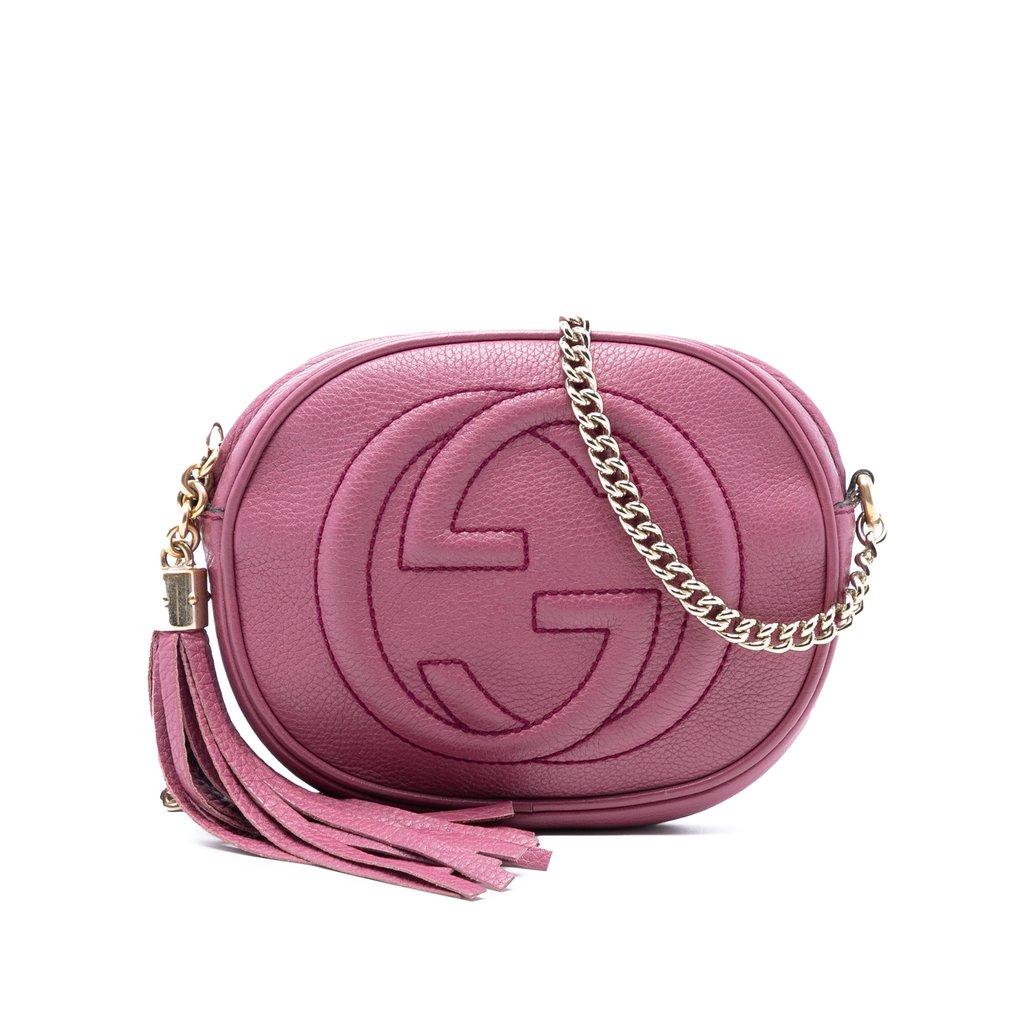 Gucci حقيبة كروس صغيرة من جلد العجل المحبب بسلسلة سوهو