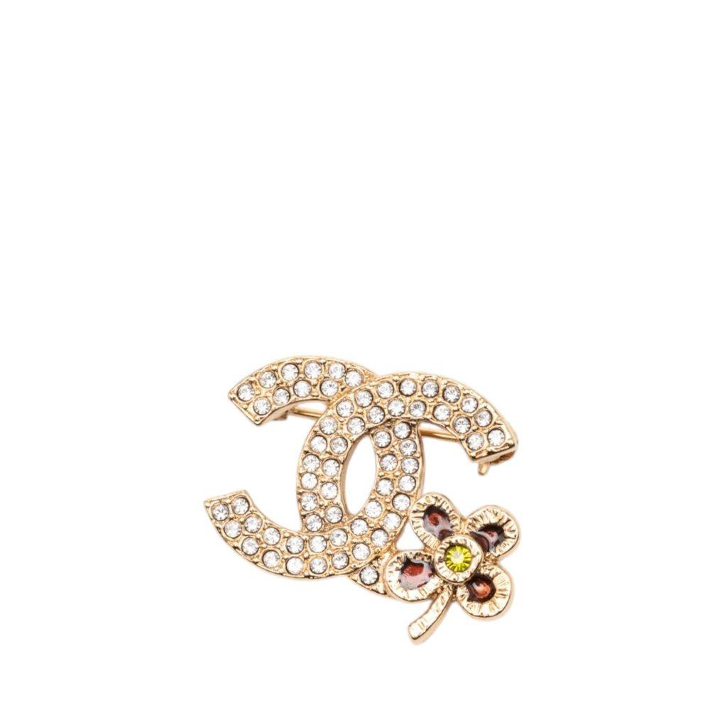 Chanel بروش دبوس على شكل ورقة برسيم مطلي بالذهب عيار CC مرصع بأحجار الراين