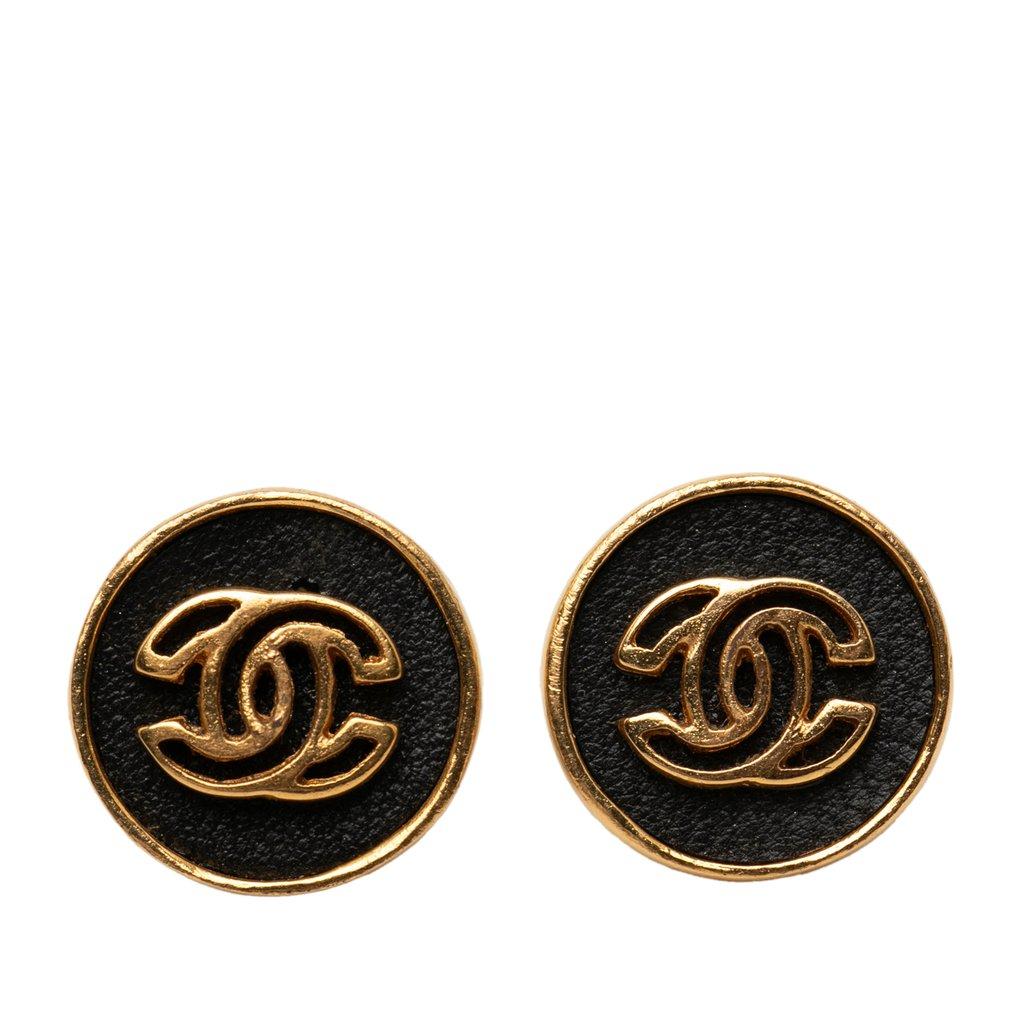 Chanel أقراط دائرية مطلية بالذهب ومزينة بجلد، ذات مشبك خلفي على شكل رصاصة