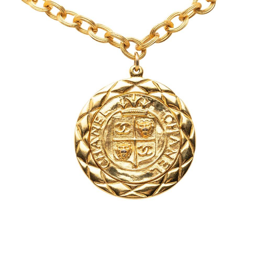 Chanel قلادة مطلية بالذهب على شكل شعار أسد