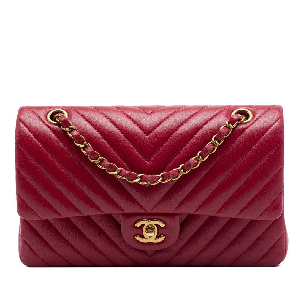 Chanel حقيبة متوسطة الحجم من جلد الخروف الكلاسيكي بنقشة شيفرون، ذات غطاء مزدوج.