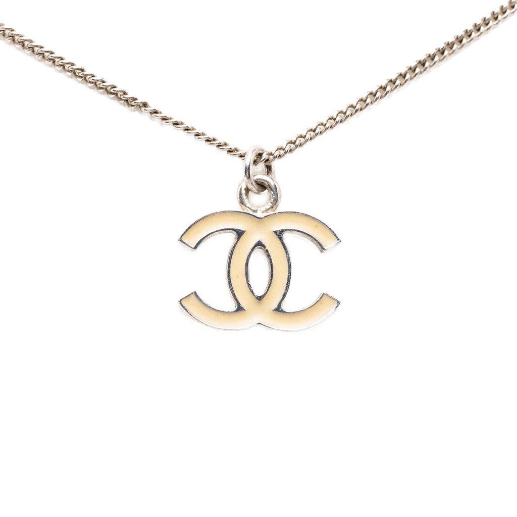 Chanel قلادة من النحاس المطلي بالمينا بشعار CC