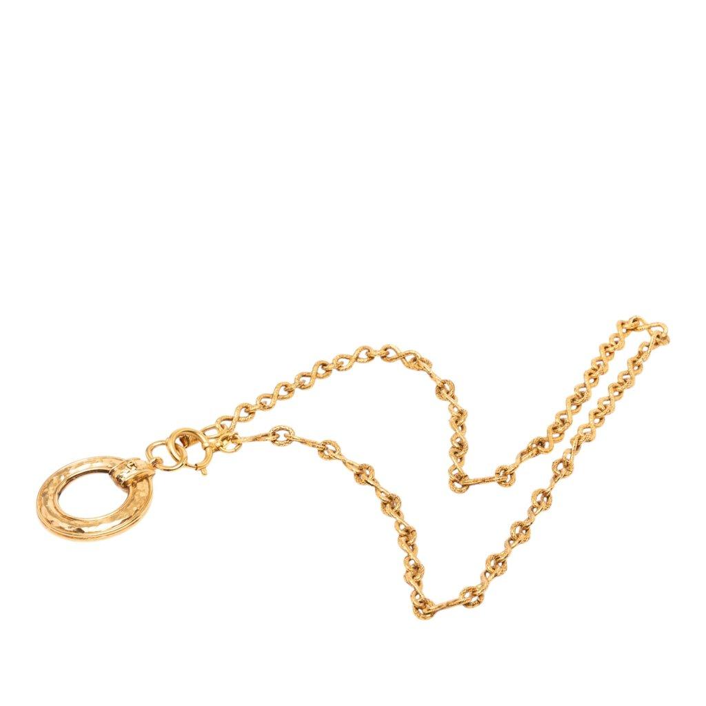 Chanel قلادة دائرية مطروقة مطلية بالذهب عيار 925