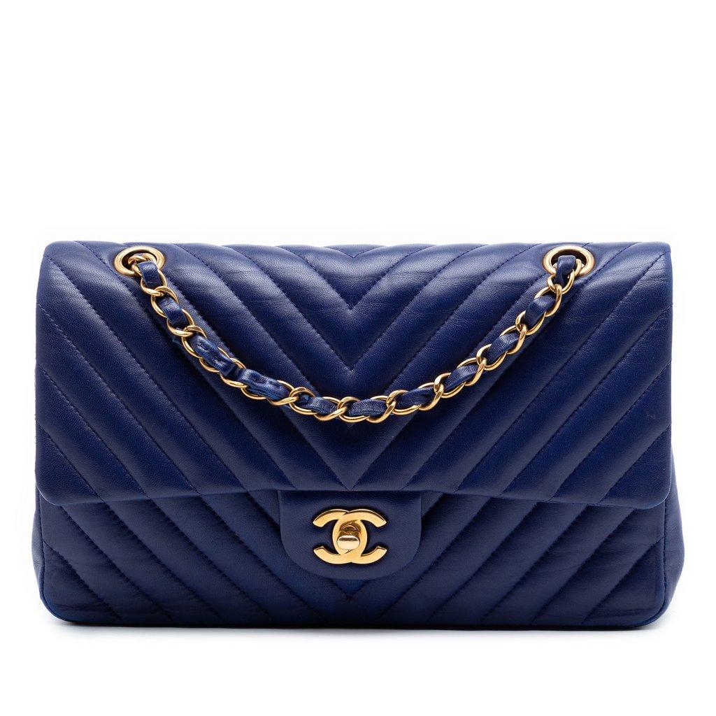 Chanel حقيبة متوسطة الحجم من جلد الخروف الكلاسيكي بنقشة شيفرون، ذات غطاء مزدوج.