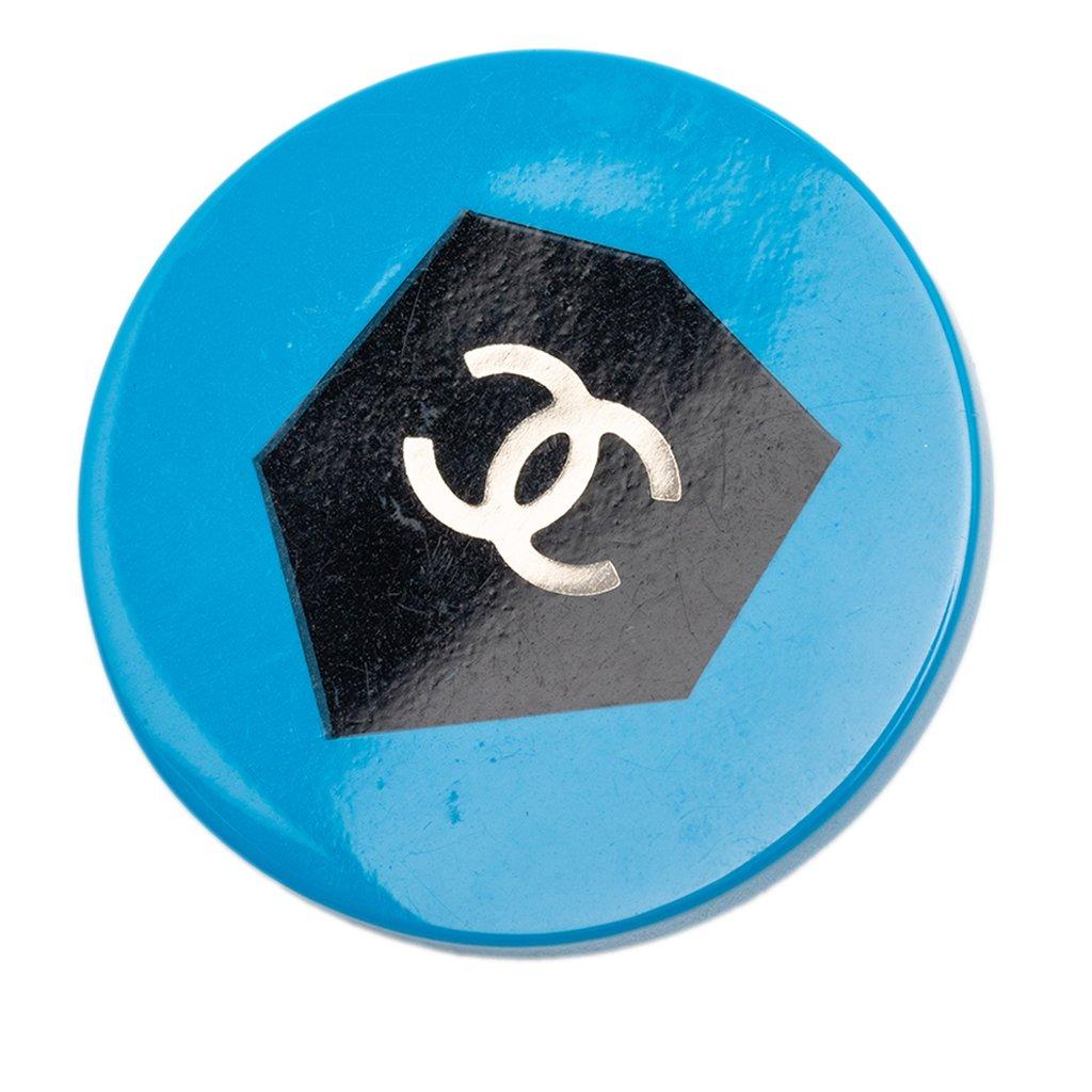 Chanel بروش دائري من الراتنج ثنائي اللون على شكل درع