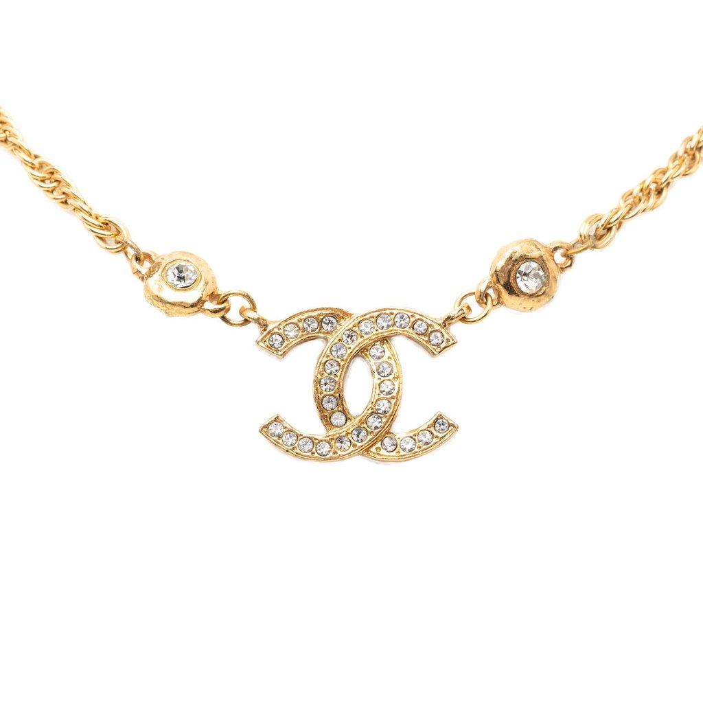 Chanel قلادة مطلية بالذهب ومرصعة بأحجار الراين