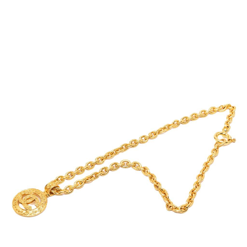 Chanel قلادة ميدالية مطلية بالذهب CC