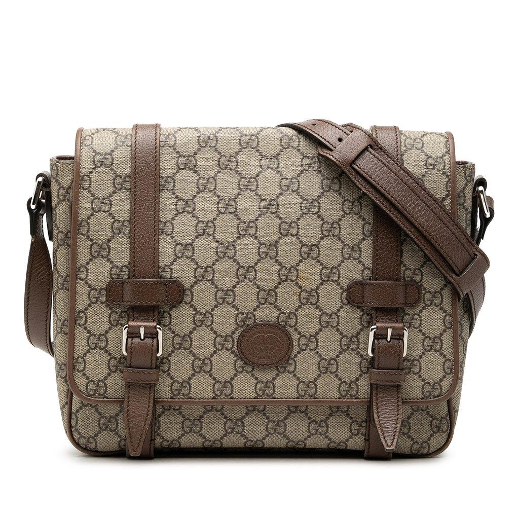 Gucci حقيبة مراسلة بتصميم كلاسيكي من جلد العجل المحكم بنقشة GG Supreme، مزينة بشعار الدولار، وغطاء متشابك على شكل حرف G.