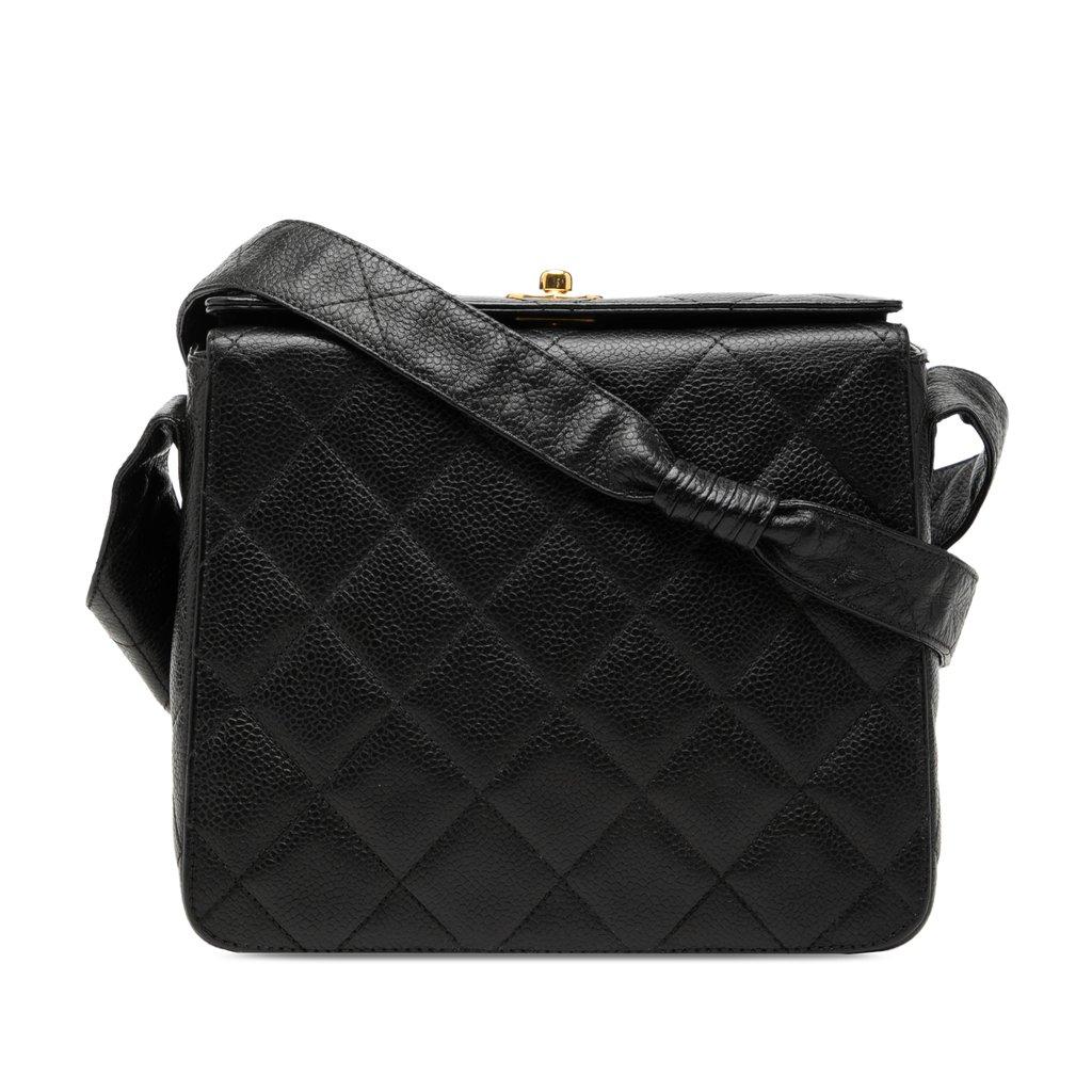 Chanel حقيبة صندوقية من جلد الكافيار المبطن والمزخرف بإبزيم