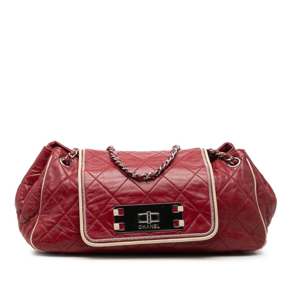 Chanel إصدار جديد من جلد العجل المبطن والمعتق، مقاس 2.55، بغطاء قابل للطي من الشرق إلى الغرب