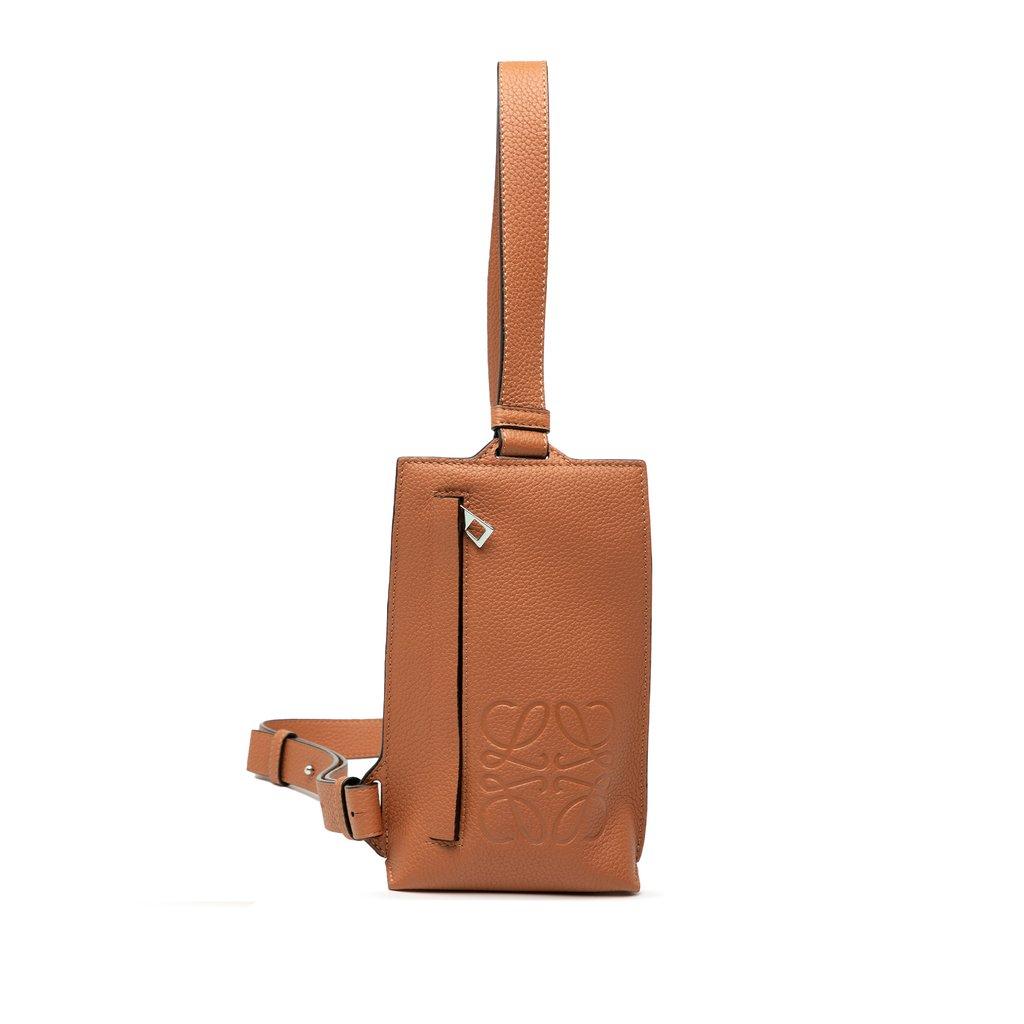 Loewe حقيبة كروسبودي عمودية من جلد العجل المحبب الناعم بجيب على شكل حرف T