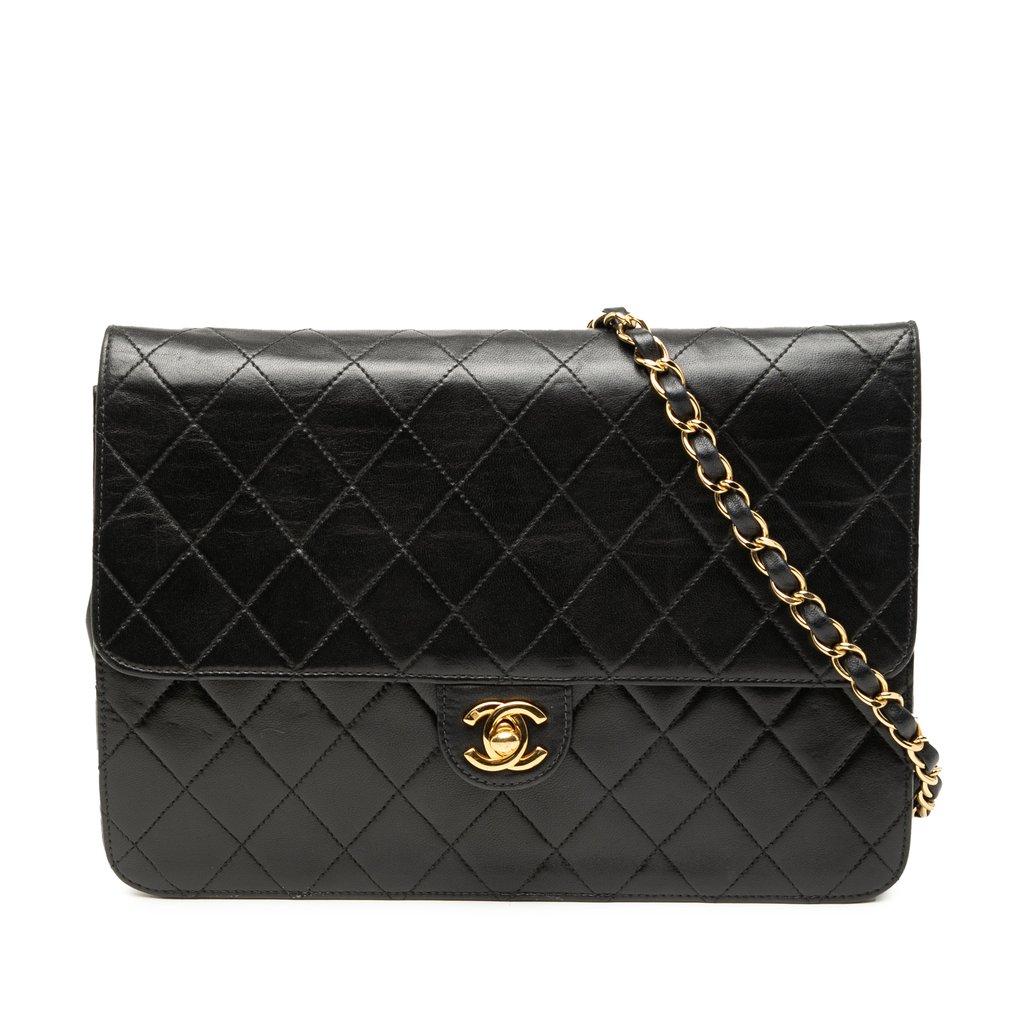 Chanel حقيبة متوسطة الحجم من جلد الخروف المبطن بغطاء واحد