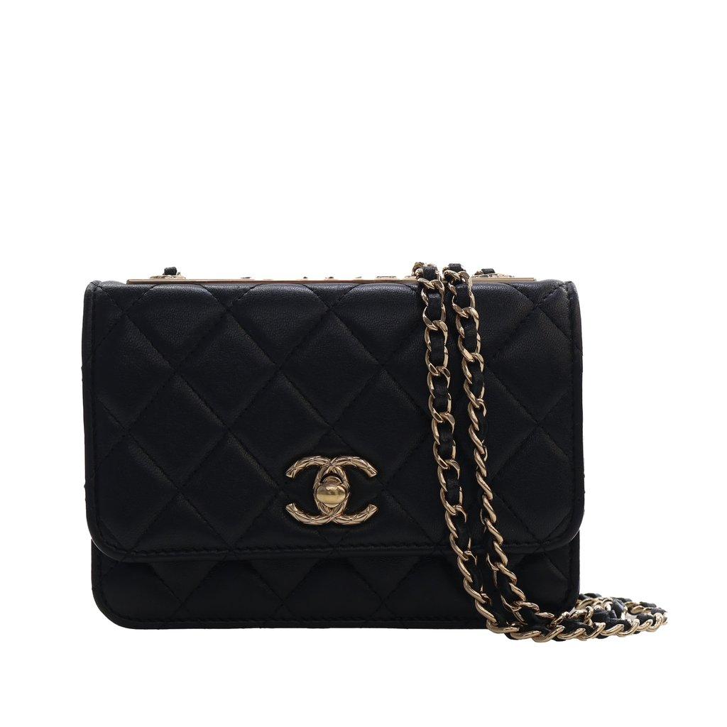 Chanel محفظة صغيرة أنيقة من جلد الخروف المبطن مع سلسلة