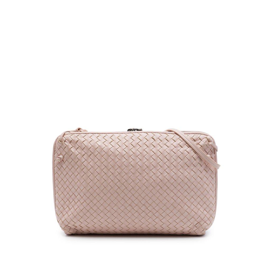 Bottega Veneta حقيبة كروس كبيرة من نابا إنترشياتو نوديني
