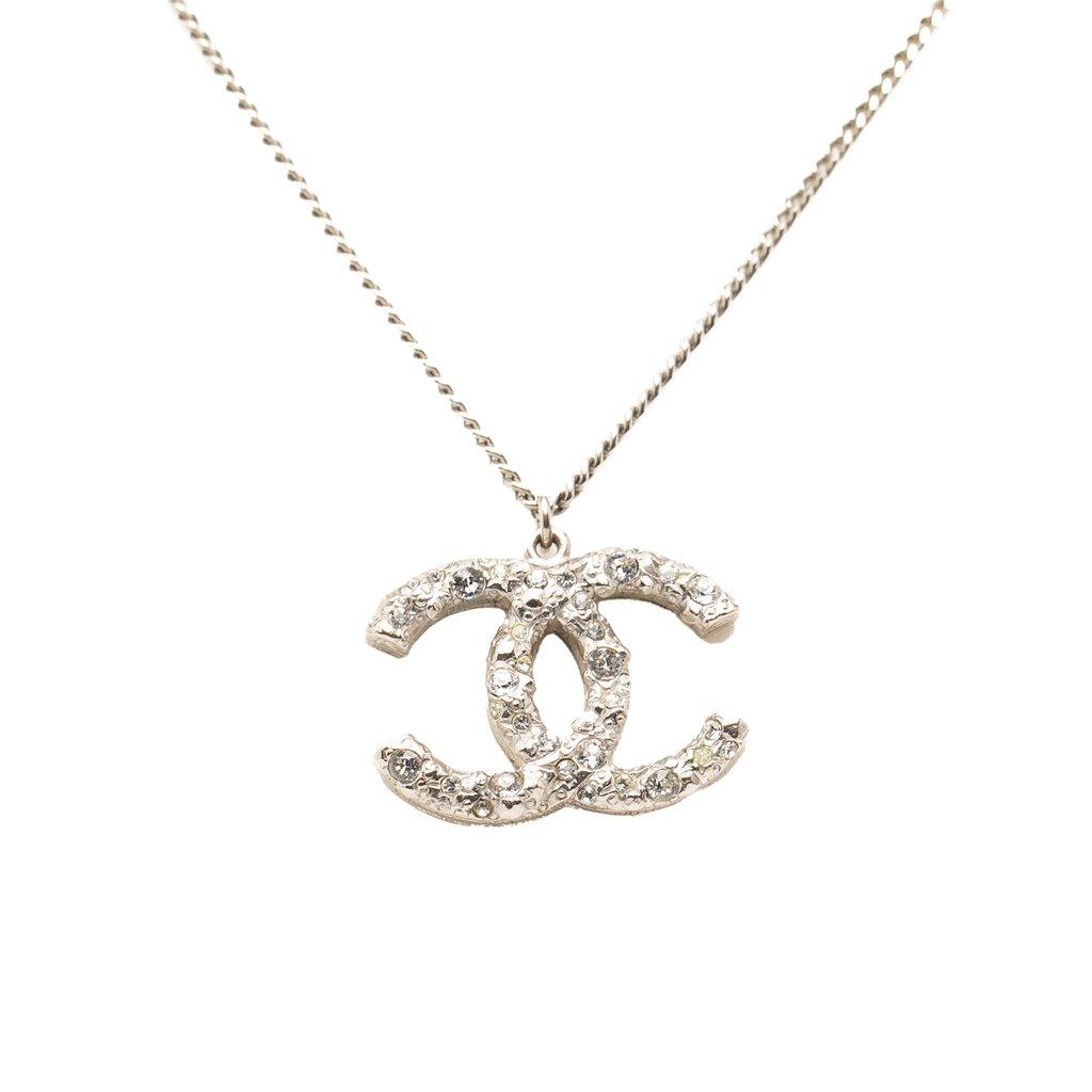 Chanel قلادة مطلية بالفضة مرصعة بأحجار الراين على شكل حرف CC
