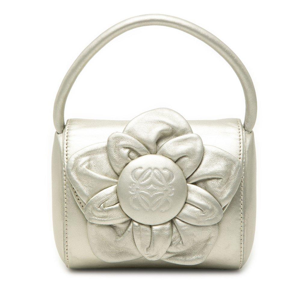 Loewe حقيبة يد جلدية معدنية مزينة بزهرة أناغرام