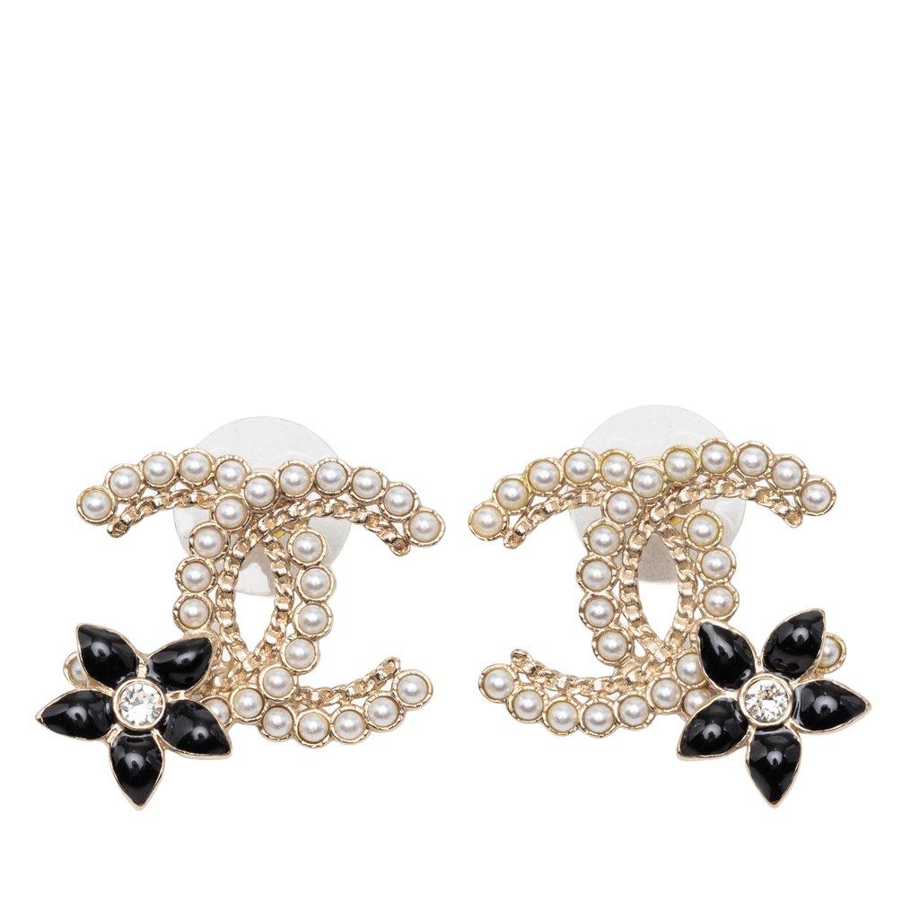 Chanel أقراط مطلية بالذهب عيار CC مرصعة باللؤلؤ الصناعي والكريستال والراتنج، مع ظهر على شكل رصاصة