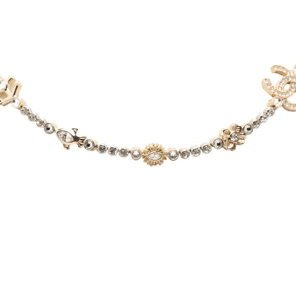 Chanel قلادة مطلية بالذهب ومزينة بأحجار الراين النحاسية
