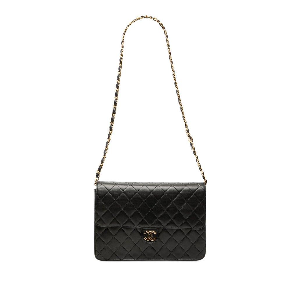 Chanel حقيبة متوسطة الحجم من جلد الخروف المبطن بغطاء واحد