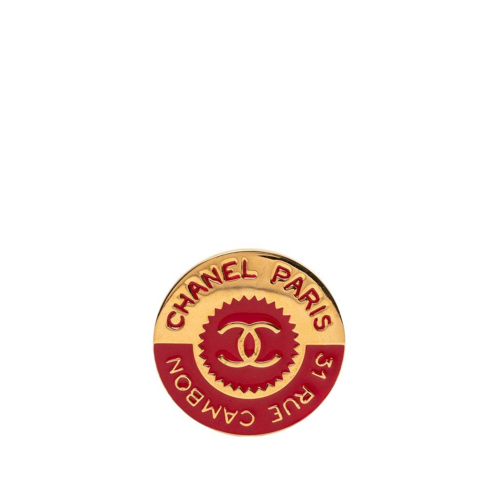 Chanel بروش دائري مطلي بالمينا ومزين بحرف CC ذهبي