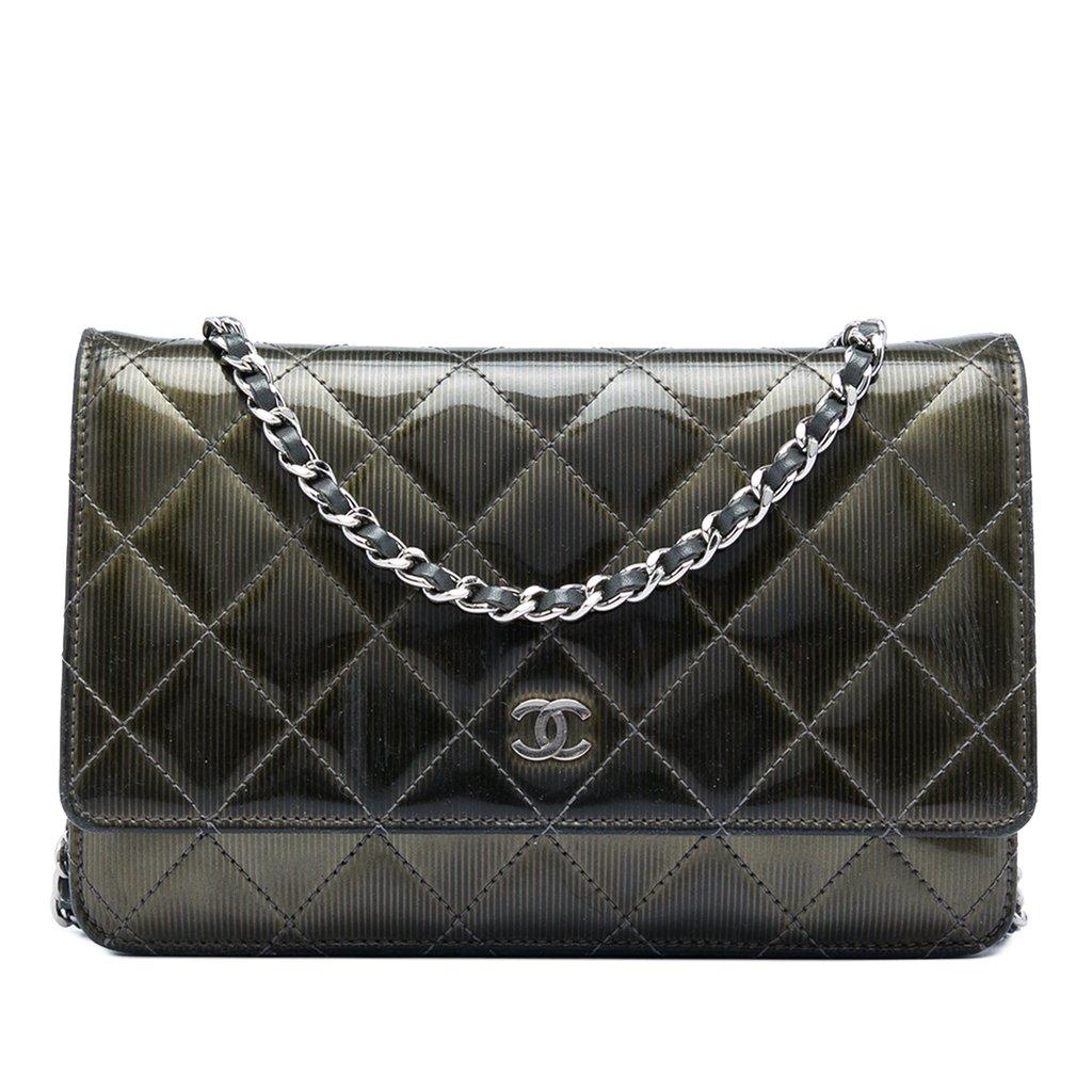 Chanel محفظة CC مبطنة ومخططة من الجلد المعدني اللامع مع سلسلة