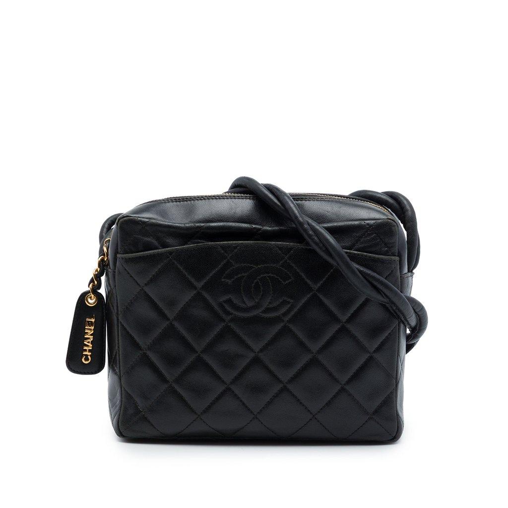 Chanel حقيبة كروسبودي من جلد الخروف المبطن بحزام ملتوي