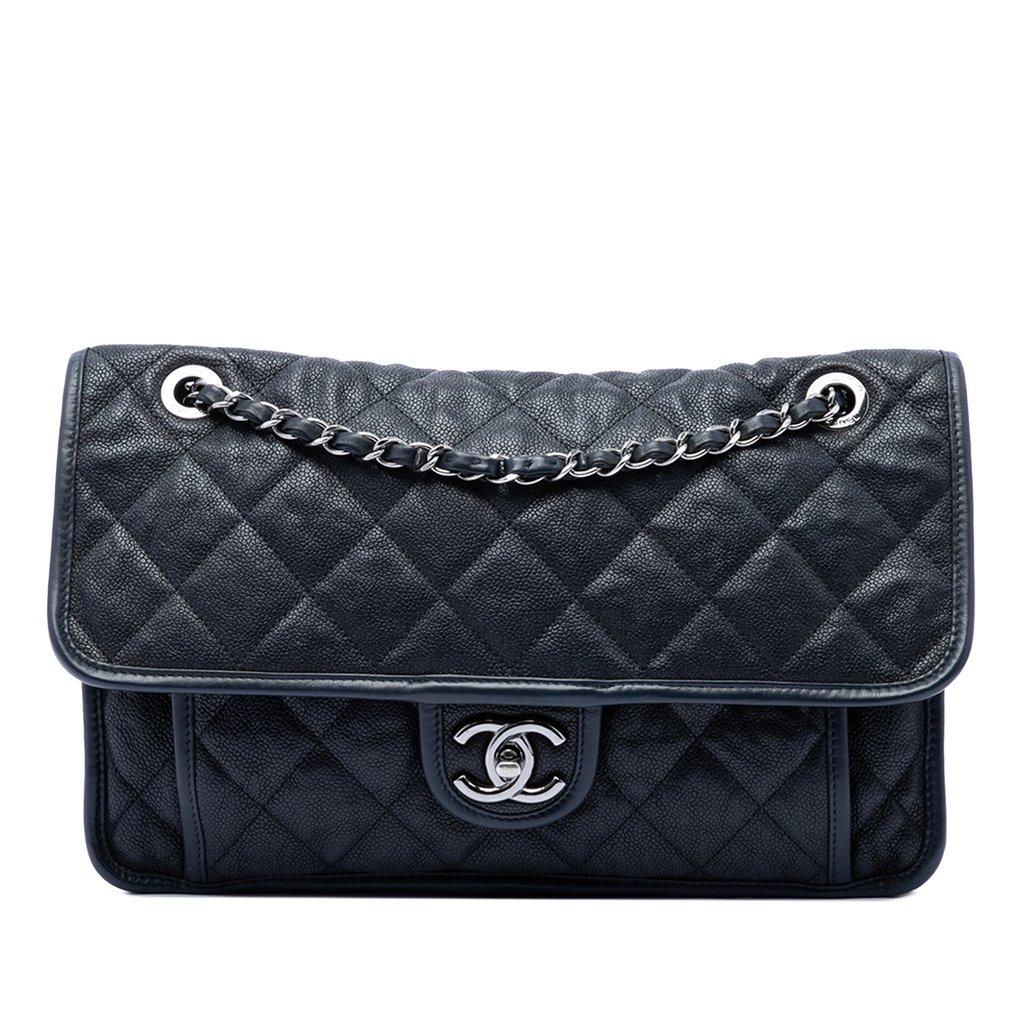 Chanel حقيبة متوسطة الحجم مبطنة بتصميم ريفييرا فرنسية بغطاء من جلد الكافيار