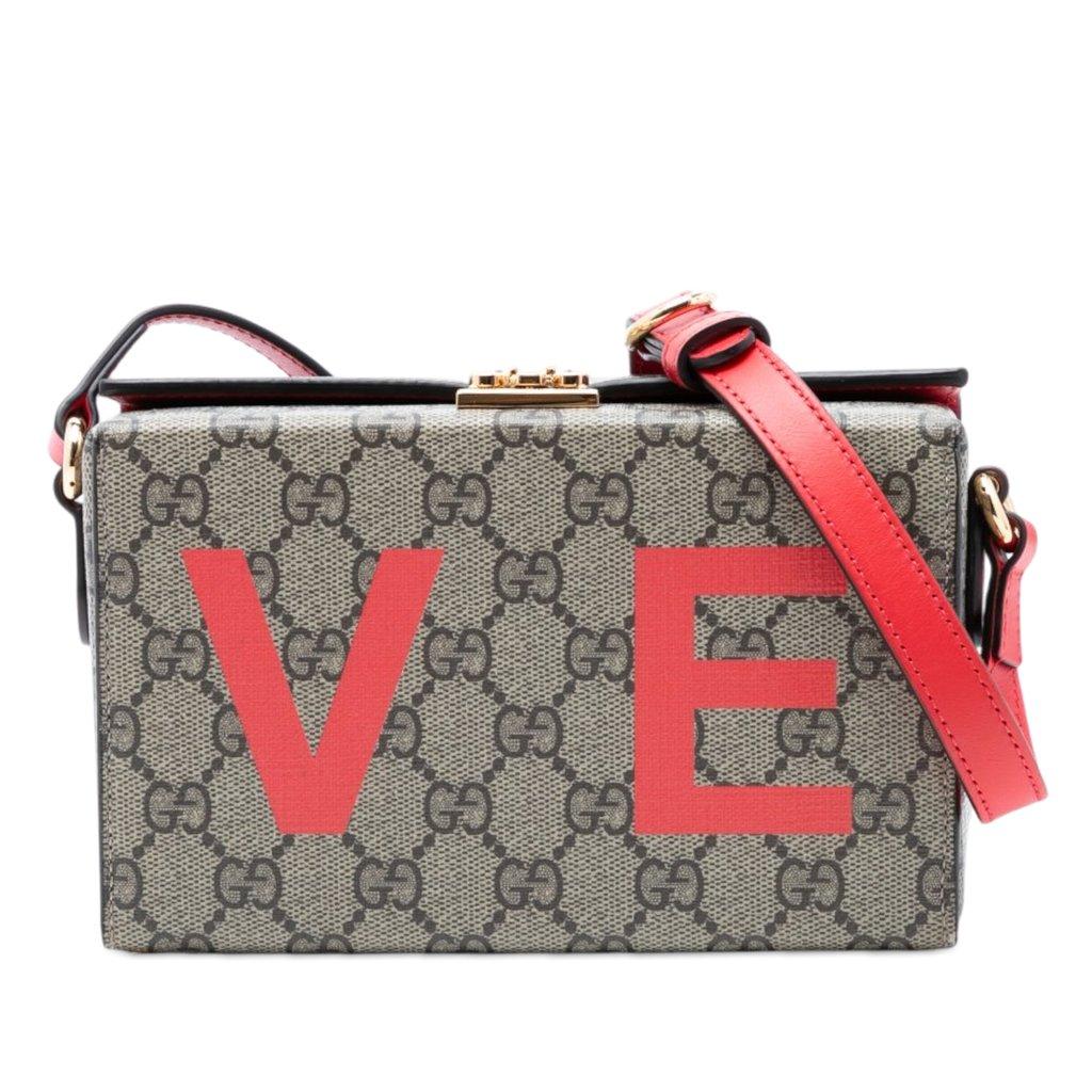 Gucci حقيبة كروس صغيرة من قماش جي جي سوبريم لوف ترانك
