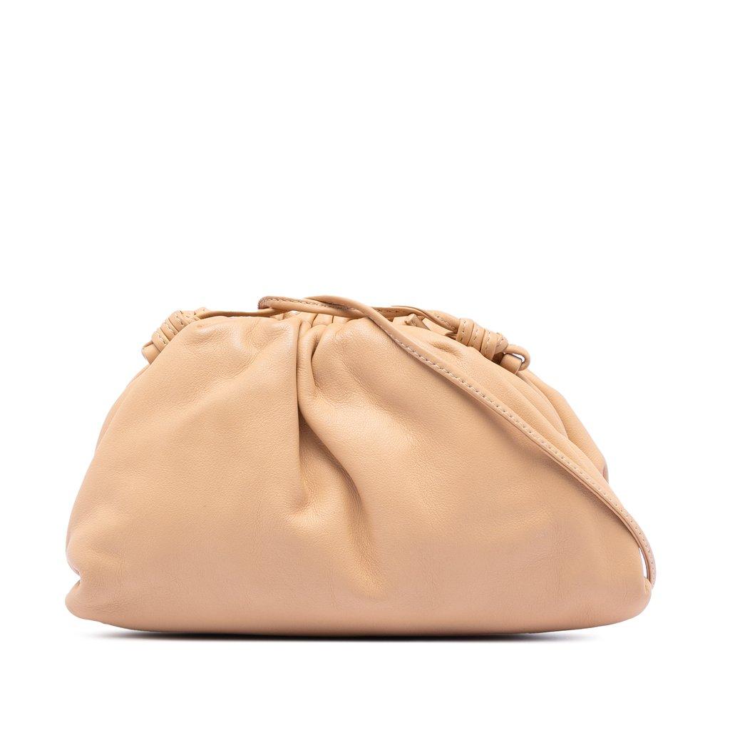 Bottega Veneta حقيبة كروس صغيرة من جلد الخروف